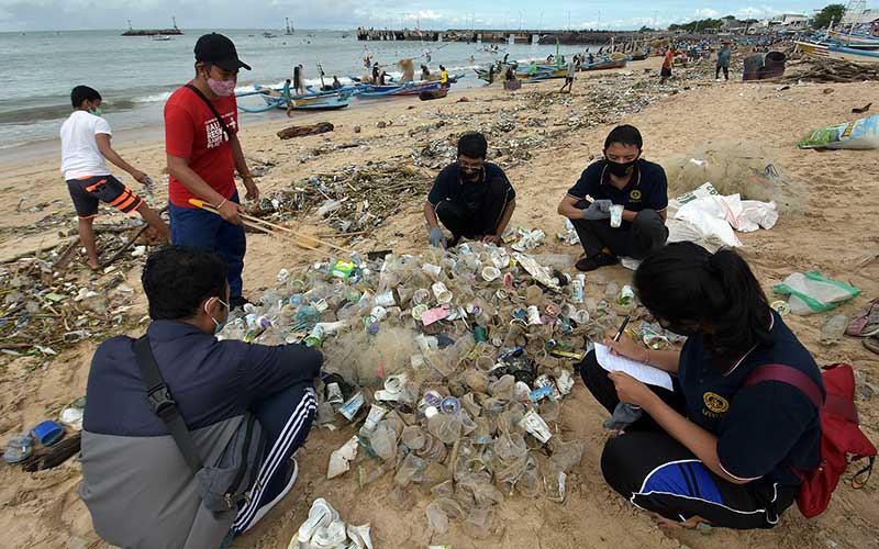  Pantai di Bali Dipenuhi Sampah, Relawan Lingkungan Gotong Royong Bersihkan Sampah