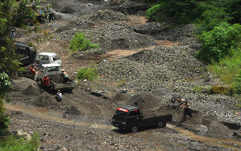  Meski AKtivitas Vulkanik Gunung Merapi Meningkat, Penambang Pasir Tetap Beroperasi