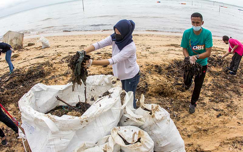  Aksi Bersih Pantai Dari Limbah Minyak Hitam di Batam