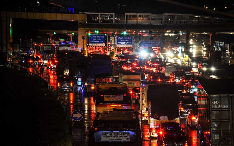  Jalan Nasional Bandung-Garut Terendam Banjir, Tol Cileunyi Macet Total