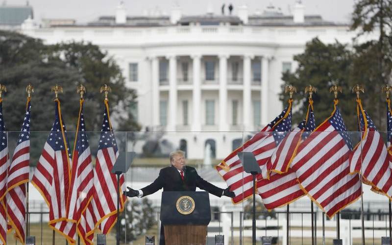 Donald Trump saat kampanye di dekat Gedung Putih, 6 Januari/EPA/Bloomberg-Shawn Thew