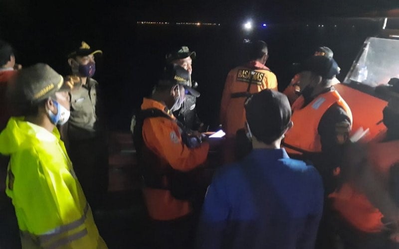 Petugas gabungan Pemerintah Kabupaten Kepulauan Seribu membantu upaya pencarian pesawat Sriwijaya Air SJ -182 yang hilang kontak di perairan Kepulauan Seribu, Sabtu (9/1/2021)./ANTARA