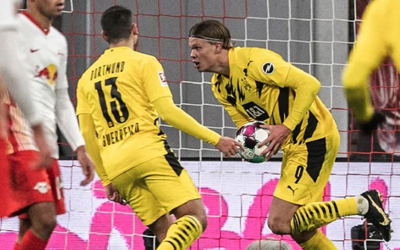  Hasil Bundesliga : Dortmund Selamatkan Munchen, Schalke Akhirnya Menang