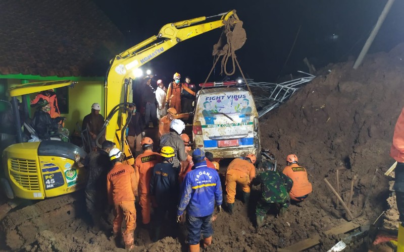  11 Orang Ditemukan Meninggal Dunia Akibat Longsor di Sumedang