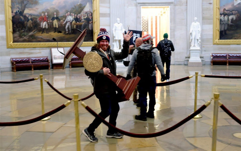  FBI Tangkap Perusuh di Capitol Hill yang Fotonya Viral