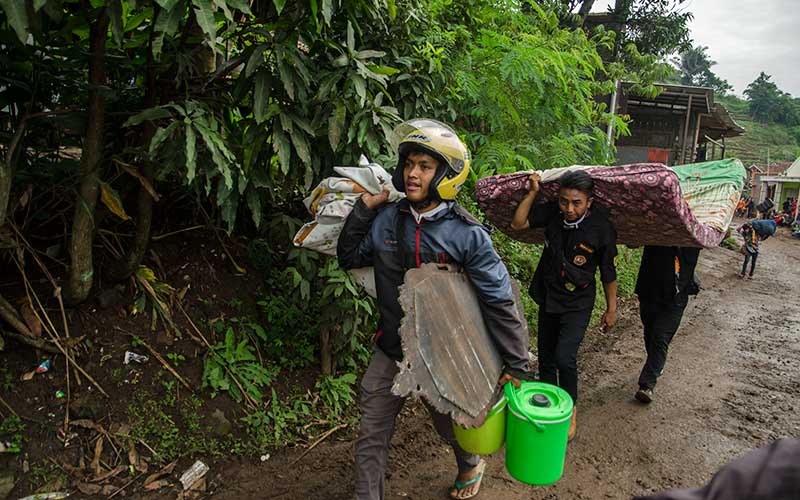  Warga Yang Terdampak Longsor di Sumedang Mulai Mengevakuasi Harta Benda Mereka