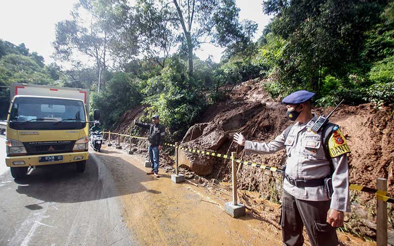  Jaur Puncak Bogor Ditutup Sementara Akibat Longsor