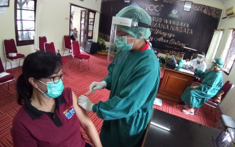 Petugas kesehatan di RSUD Wangaya, Denpasar sedang melakukan simulasi penyuntikan vaksin Covid-19, Jumat (8/1/2021)/Istimewa