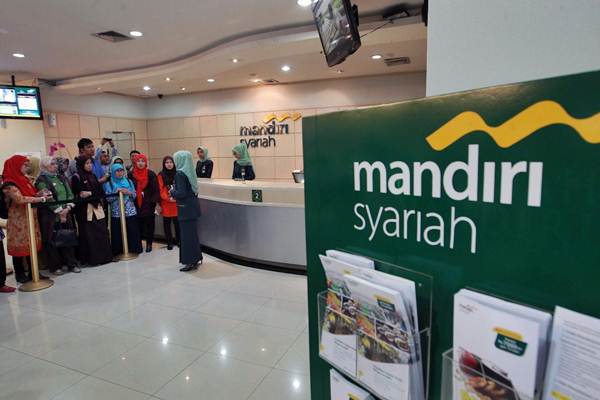 Karyawati Bank Syariah Mandiri (BSM) memberikan penjelasan produk layanan kepada guru sekolah menengah yang berkunjung ke banking hall BSM di Jakarta, Rabu (18/10)./JIBI-Dwi Prasetya