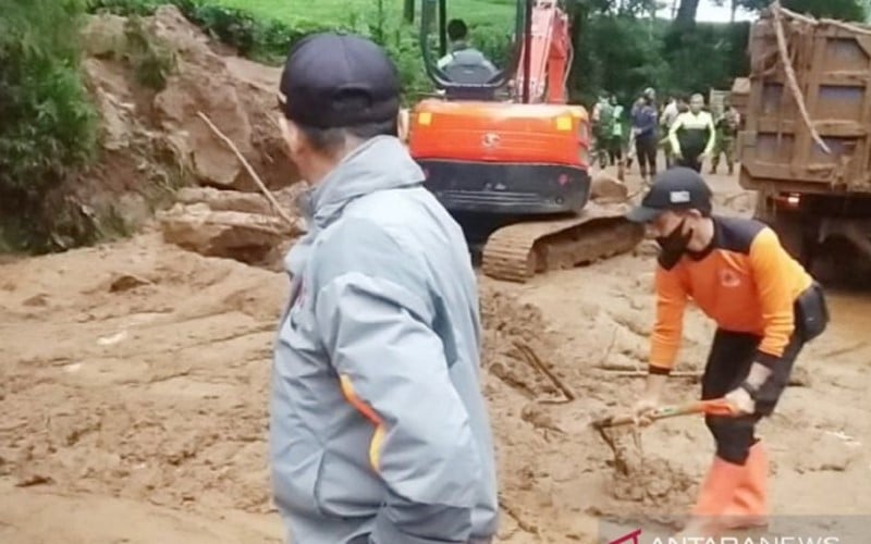  Longsor di Jalur Puncak Sudah Dibersihkan, Kendaraan Bisa Melintas Kembali