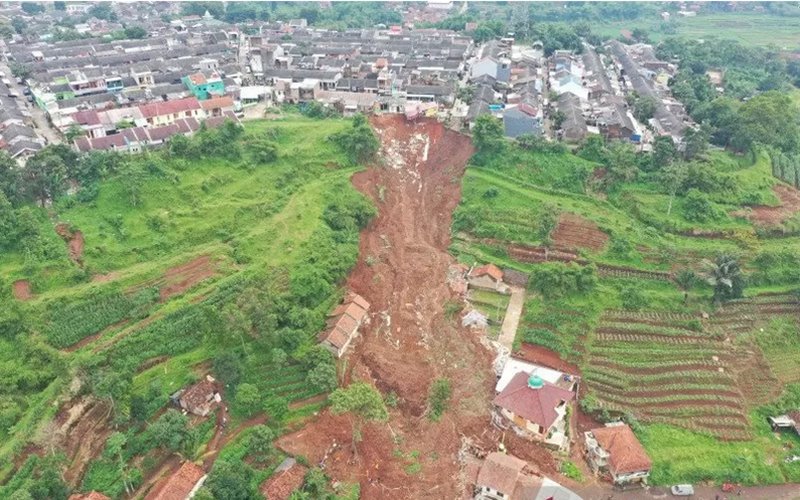  Longsor Sumedang: Lebih dari 14 Rumah Tertimbun Tanah