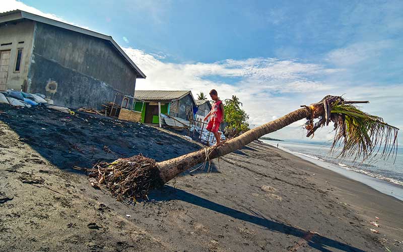  Sejumlah Rumah di Pinggir Pantai NTB Terancam Roboh Karena Abrasi