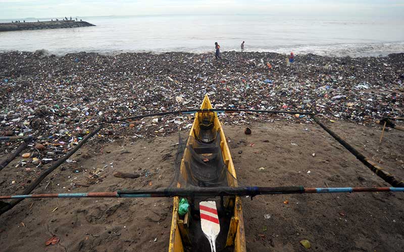  Nelayan Muaro Lasak Tidak Bisa Melaut Akibat Adanya Tumpukan Sampah di Pantai