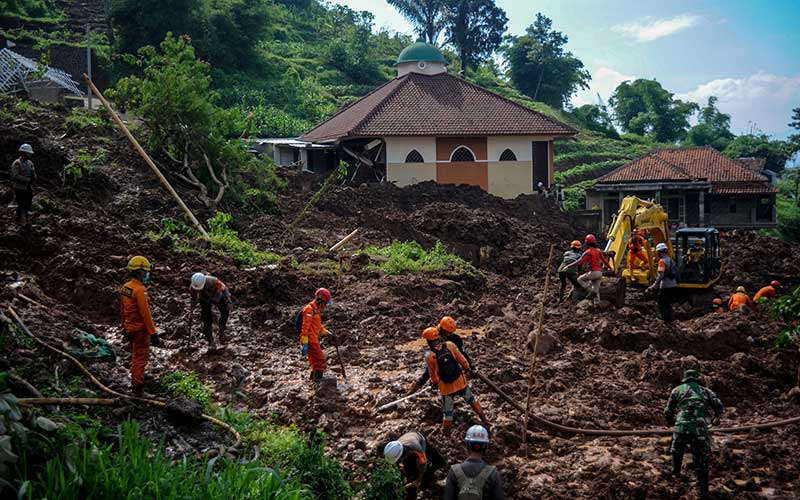  Tim SAR Gabungan Masih Mencari 24 Korban Yang Tertimbun Tanah Longsor di Sumedang