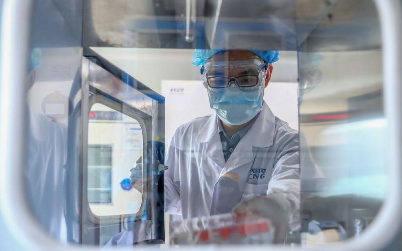 Di dalam pabrik produksi vaksin Sinopharm di Beijing. /Xinhua-Bloomberg
