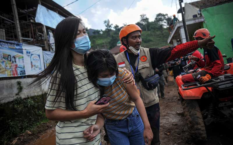  Keluarga Korban Datangi Lokasi Tanah Longsor di Sumedang