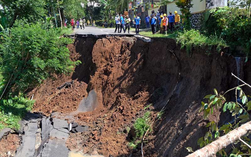  Jalan Kebumen-Wonosobo Terputus Akibat Longsor