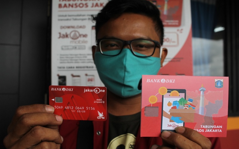  Dinsos dan Bank DKI Salurkan Bansos Tunai Rp300 Ribu untuk Warga Ibu Kota