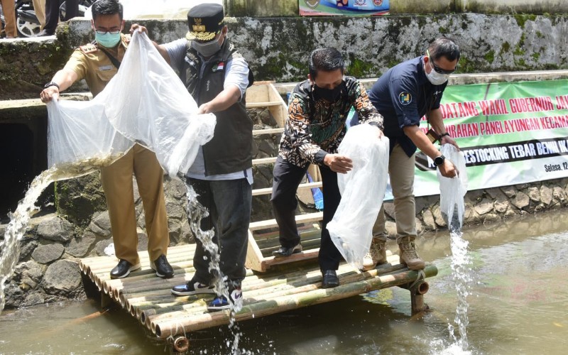  DKP Jabar Tebar 77.000 Benih Ikan di Tasikmalaya