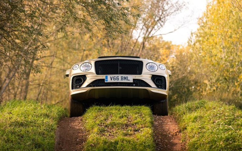  Bentley Bentayga V8 Dapat Gelar SUV Mewah Tahun Ini