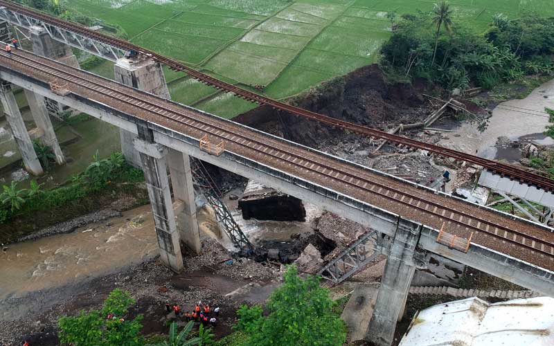  Jembatan Kereta Api di Brebres Roboh Diterjang Banjir