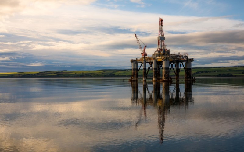 Kilang minyak lepas pantai di Skotlandia/Bloomberg-Jason Alden