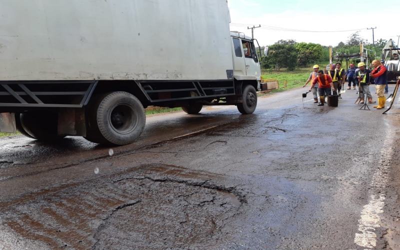 Pekerja melakukan perbaikan jalan di Lintas Timur Sumatra Selatan saat menyambut arus mudik Lebaran 2019. Bisnis-Dinda Wulandari