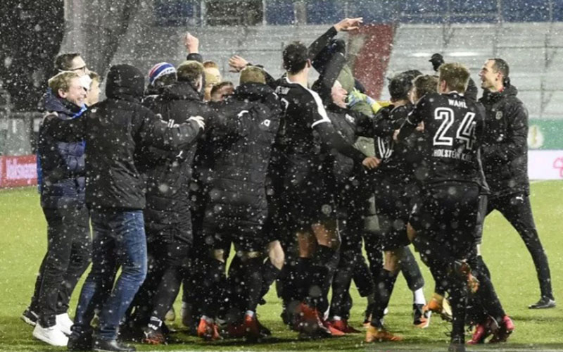 Holstein Kiel merayakan kemenangan atas Bayern Munchen./Antara/Reuters