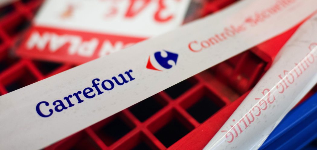 Logo Carrefour di pita perekat kemasan di supermarket Carrefour SA di Paris, Prancis. /Bloomberg