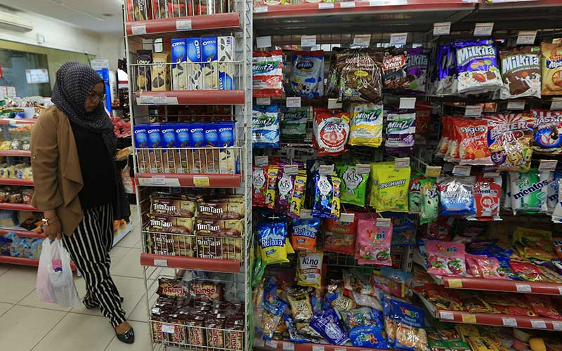 Calon pembeli memilih makanan di salah satu minimarket yang ada di Jakarta, Senin (18/2/2019). 