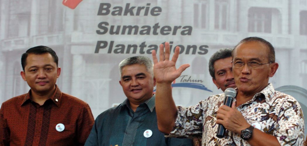 Pengusaha Aburizal Bakrie (pegang mik) berpidato pada puncak peringatan 100 Tahun Bakrie Sumatera Plantations (UNSP) pada 2011./Antara-Audy Alwi.