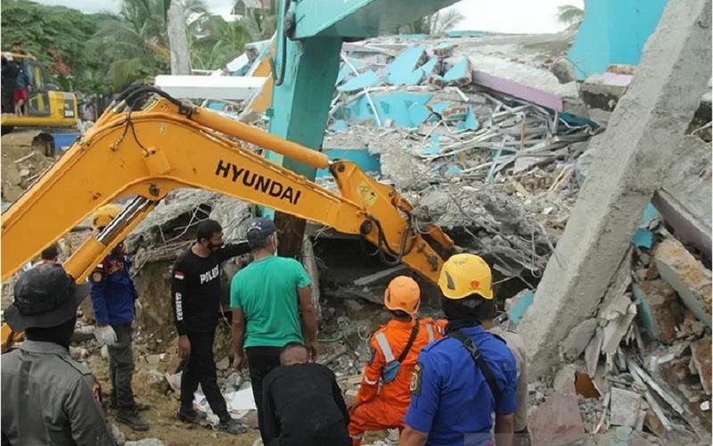 Sejumlah petugas dengan alat berat mencari korban di Rumah Sakit Mitra Manakarra yang runtuh akibat gempa bumi, di Mamuju, Sulawesi Barat, Kamis (15/1/2021)./Antararn