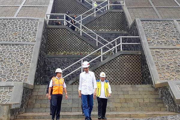 Presiden Joko Widodo (tengah) meninjau proyek Bendungan Sukamahi dan Ciawi di Kecamatan Megamendung, Kabupaten Bogor, Rabu (26/12/2018)./Bisnis-Yodie Hardiyan