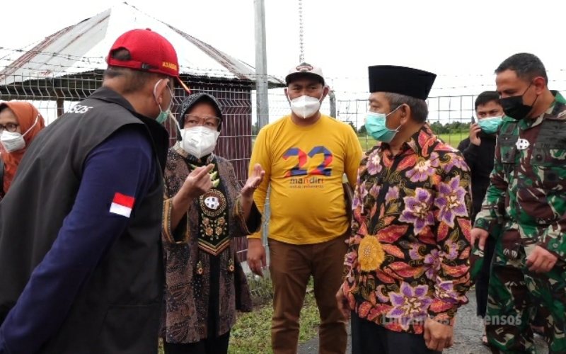 Menteri Sosial Tri Rismaharini meninjau kerusakan fasilitas bandara Tampa Padang, Mamuju, Sulbar pada Sabtu 16 Januari 2021 - Dok. Humas Kemensos