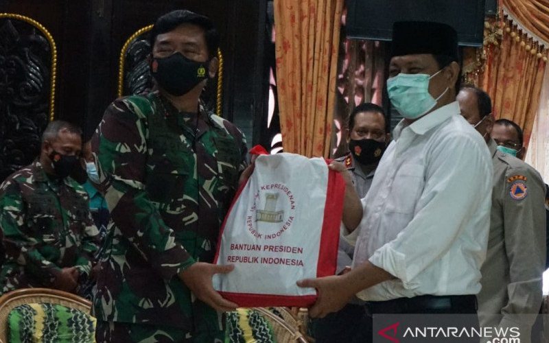  Panglima TNI Serahkan Bantuan Presiden untuk Korban Banjir Kalsel