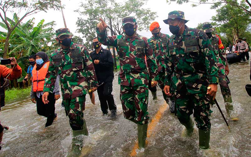  Panglima TNI Marsekal TNI Hadi Tjahjanto Tinjau Lokasi Banjir di Kalimatan Selatan