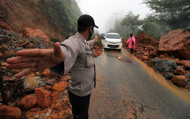  Jalan KM 30 Gunung Salak Aceh Utara Tertimbun Tanah Longsor