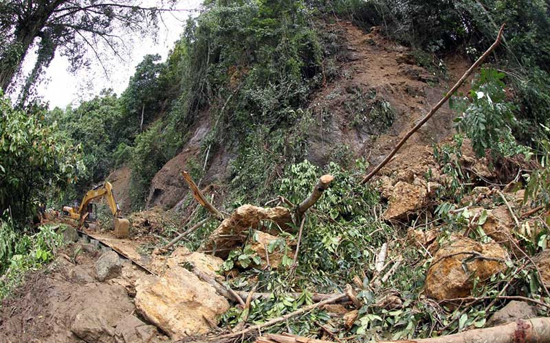  Akses Jalan Menuju Lokasi Gempa di Mamuju Sulawesi Barat Tertutup