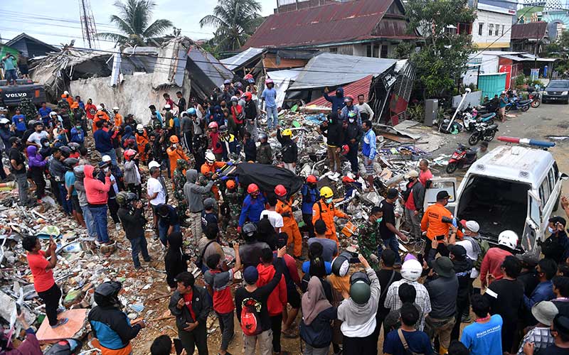  Tim SAR Gabungan Masih Mencari Korban Gempa Bumi di Mamuju
