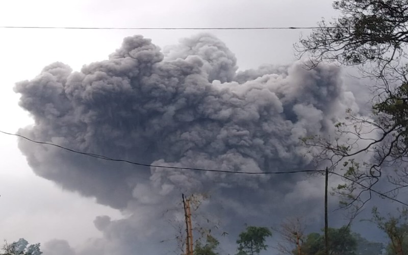  Video dan Foto-foto Awan Panas Gunung Semeru