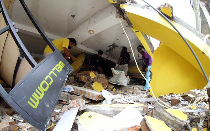  Warga Mencari Barang Berharga Dari Rentuhan Bangunan Pasca Gempa Bumi di Mamuju