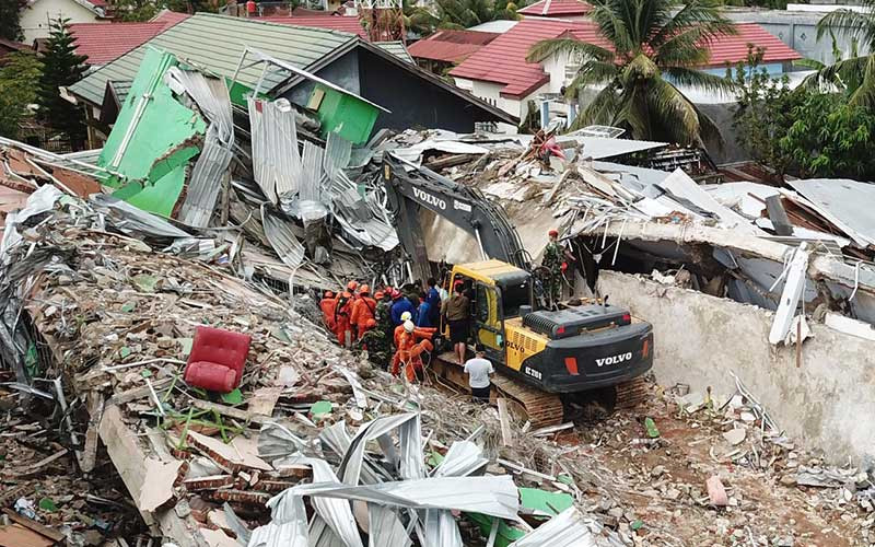  Tim SAR Gabungan Gunakan Alat Berat Untuk Mecari Korban Gempa Bumi di Mamuju