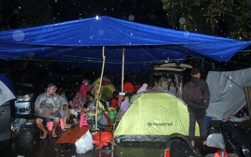 Warga mengungsi di dataran tinggi di Mamuju, Sulawesi Barat, Jumat (15/1/2021) untuk menghindari terjadinya gempa bumi susulan sebagian warga mencari tempat pengungsian tinggi dan aman./Antara/Akbar Tado