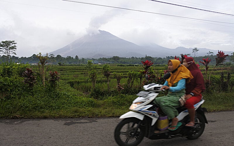  Gunung Merapi Meluncurkan Lava Pijar ke Arah Barat Daya