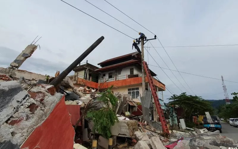 Reruntuhan gempa d Majene, Sulawesi Barat. Personel PT PLN Sulselrabar memulihkan aliran listrik d sana segera setelah terjadi gempa berkekuatan 6,2 pada skala Richter, pada Jumat dini hari. /ANTARA