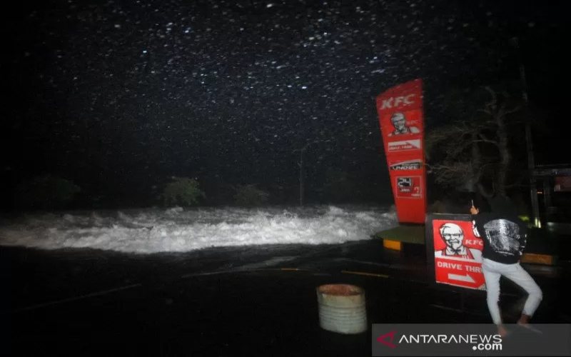  Dihantam Ombak Besar, Air Laut Banjiri Kawasan Bisnis Manado