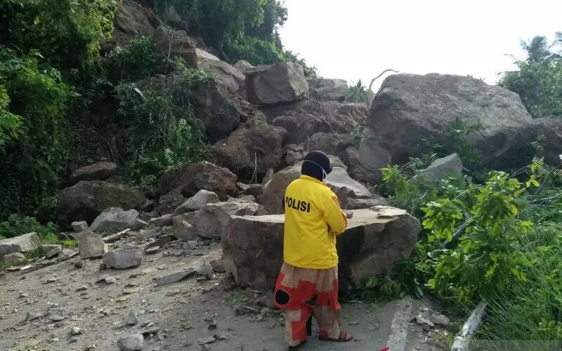  Jalan Menuju Kota Mamuju Terputus Akibat Longsor