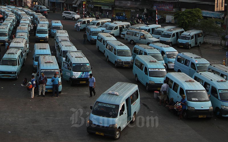 Sejumlah angkutan umum terparkir di Terminal Kampung Melayu, Jakarta, Jumat (2/8/2019). Bisnis/Arief Hermawan P