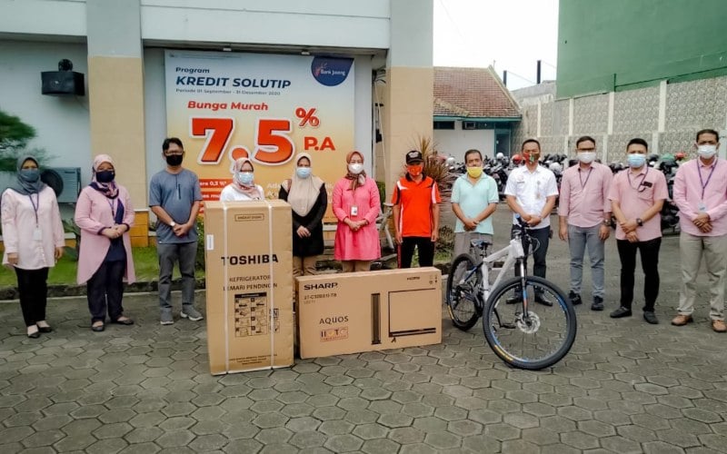  Bank Jateng Serahkan Hadiah Undian Program Kredit Solutip di Cilacap