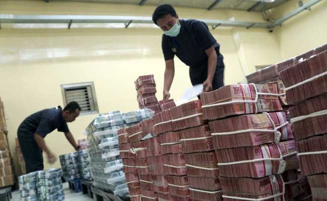 Karyawan merapikan uang di cash center Bank BNI, Jakarta, Selasa (11/2/2020). Bisnis/Himawan L Nugraha